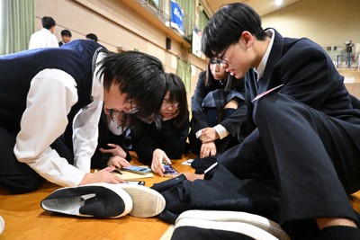 グループで「レイのブログ」に挑戦する生徒たち＝仙台市若林区で、2026年4月30日午後2時1分、岩田優希撮影