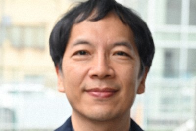 「ぜひこの本を手に生産の現場を訪れてほしい」と話す森禎行さん＝福島市置賜町で2026年5月1日午前11時27分、錦織祐一撮影