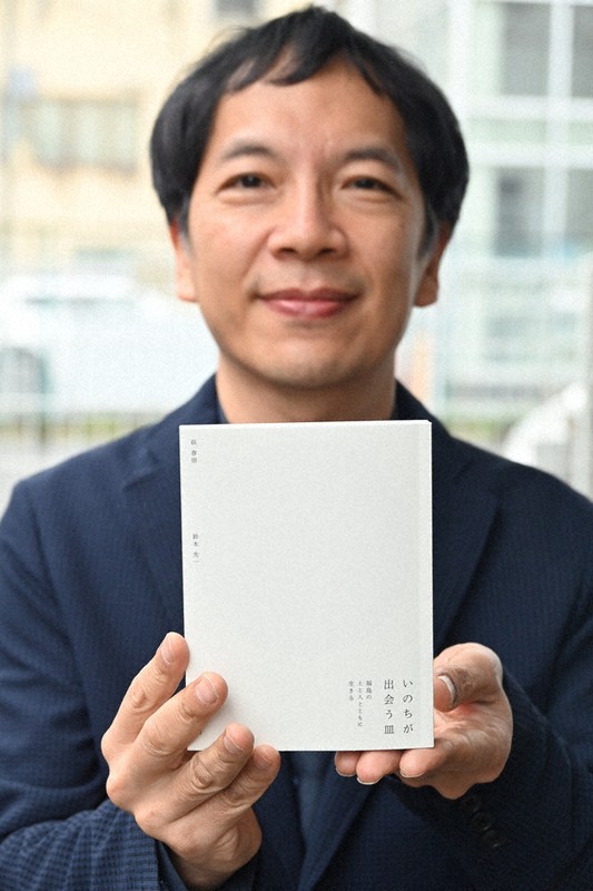 「ぜひこの本を手に生産の現場を訪れてほしい」と話す森禎行さん＝福島市置賜町で2026年5月1日午前11時27分、錦織祐一撮影