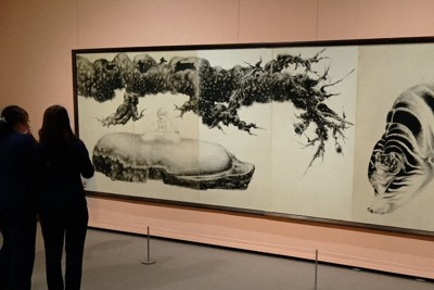 篁牛人の「天台山豊干禅師」に見入る来場者＝水戸市の県近代美術館で2026年4月24日午後2時36分、松下英志撮影