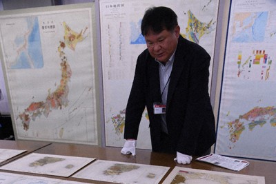 1886年に刊行された東北地方の地質図（40万分の1）など、さまざまな古地質図も公開された＝茨城県つくば市の産業技術総合研究所で2026年4月27日、酒造唯撮影
