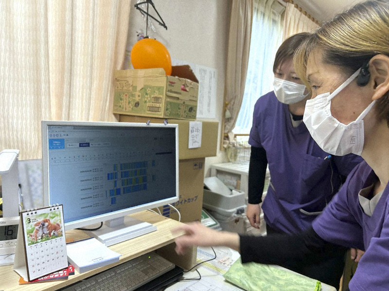 ベッドに敷いたセンサーで入居者の動きを感知するシステムの画面（画像を一部加工）＝栃木市で