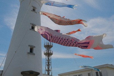 犬吠埼灯台に掲げられたこいのぼり＝千葉県銚子市で2026年5月5日午前9時23分、近藤卓資撮影