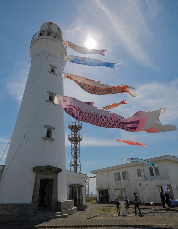 犬吠埼灯台に掲げられたこいのぼり＝千葉県銚子市で2026年5月5日午前9時23分、近藤卓資撮影