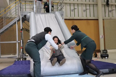 航空機からの緊急脱出訓練を体験する子供（手前中央）＝千葉県芝山町で2026年5月5日午前10時43分、合田月美撮影