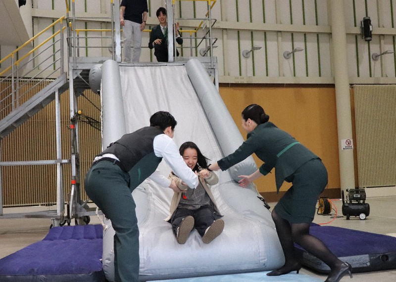 航空機からの緊急脱出訓練を体験する子供（手前中央）＝千葉県芝山町で2026年5月5日午前10時43分、合田月美撮影