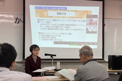 かながわ市民オンブズマンの総会で、議会の開かれ度調査について説明する保坂令子共同代表＝横浜市中区で4月26日、國枝すみれ撮影