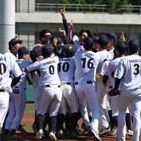 優勝して喜ぶ全川崎クラブの選手たち＝川崎市中原区の等々力球場で2026年5月5日、神内亜実撮影