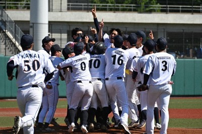優勝して喜ぶ全川崎クラブの選手たち＝川崎市中原区の等々力球場で2026年5月5日、神内亜実撮影