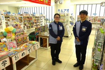 福田歩未さん（左）と上司の須賀明浩さん。左側が書店スペースで、右側は通常のコンビニスペース＝川崎市多摩区で4月2日午前11時17分、高橋昌紀撮影