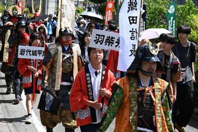 市民が武将にふんして練り歩いた「合戦行列」＝愛知県新城市で2026年5月5日、永海俊撮影