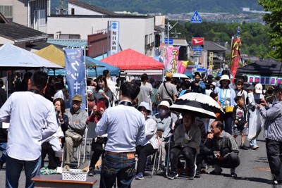 歩行者天国になったオレンジ通りには出店が並び、バンド演奏などもあってにぎわった＝名張市つつじが丘北で2026年5月5日、山口敬人撮影
