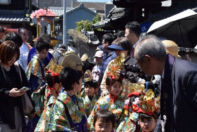 宝蔵寺を出発するかわいい稚児行列＝名張市平尾で2026年5月5日、山口敬人撮影