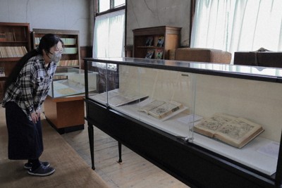 賤ケ岳合戦にまつわる古い書物や絵図が並ぶ企画展＝長浜市木之本町木之本の江北図書館で2026年4月17日午前10時27分、長谷川隆広撮影