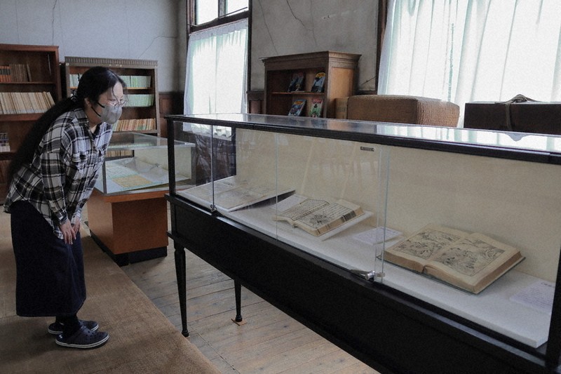 賤ケ岳合戦にまつわる古い書物や絵図が並ぶ企画展＝長浜市木之本町木之本の江北図書館で2026年4月17日午前10時27分、長谷川隆広撮影