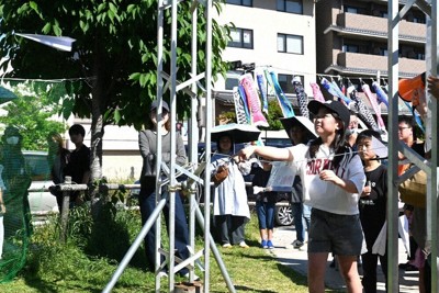 遠くをめがけて紙飛行機を飛ばす子どもたち＝京都市下京区で2026年5月5日午後3時22分、日高沙妃撮影