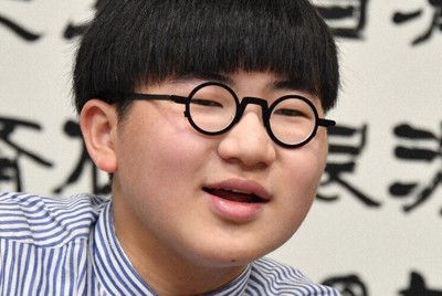 「日本中学生新聞」のアカウントを運営する川中だいじさん＝大阪市北区で2026年4月25日、加古信志撮影