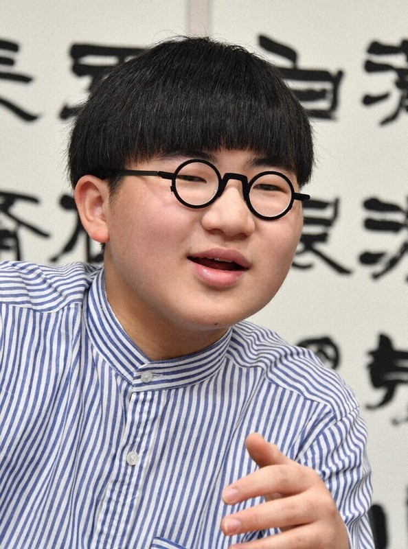 「日本中学生新聞」のアカウントを運営する川中だいじさん＝大阪市北区で2026年4月25日、加古信志撮影