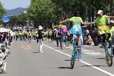 音楽大行進で一輪車の技を披露する子どもたち＝和歌山市で2026年5月5日午後1時42分、加藤敦久撮影