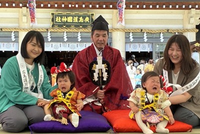 土俵の上で元気に泣く赤ちゃん＝広島市中区で2026年5月5日午前10時29分、井村陸撮影