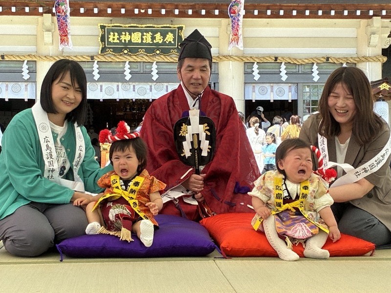 土俵の上で元気に泣く赤ちゃん＝広島市中区で2026年5月5日午前10時29分、井村陸撮影