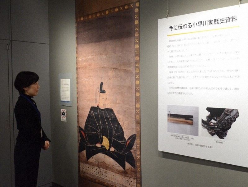 三原市重要文化財「紙本著色　小早川隆景像」を2倍に拡大した複製画（中央）＝同市館町2の市歴史民俗資料館で2026年4月10日午後0時25分、村瀬達男撮影