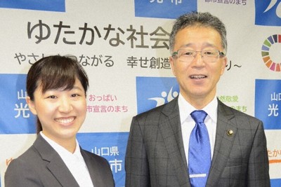 光市役所で芳岡統市長（右）から激励される金城愛美さん＝山口県光市中央の光市役所で2026年5月1日午前10時7分、峰下喜之撮影