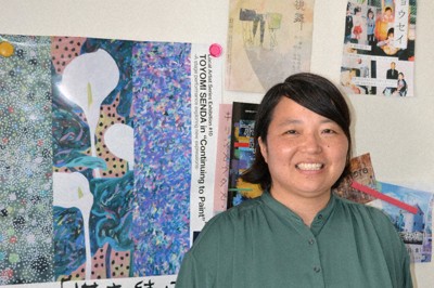 手がけた演劇のポスターやチラシを背に仙石桂子さん＝香川県善通寺市の四国学院大で2026年4月20日午後2時44分、広田正人撮影