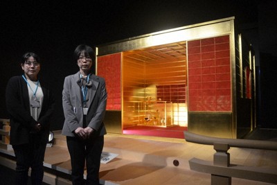 復元された「黄金の茶室」と学芸員の岩永亜季さん（左）、田畑春香さん＝佐賀県唐津市の県立名護屋城博物館で2026年4月22日午後1時58分、石川貴教撮影