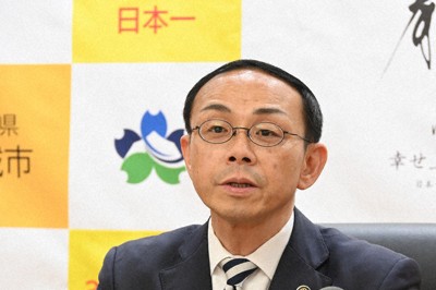 定例記者会見に臨む宮崎県都城市の池田宜永市長＝同市役所で2026年4月20日午後1時55分、下薗和仁撮影