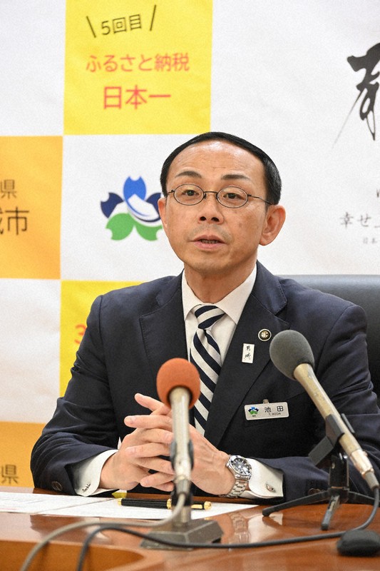 定例記者会見に臨む宮崎県都城市の池田宜永市長＝同市役所で2026年4月20日午後1時55分、下薗和仁撮影
