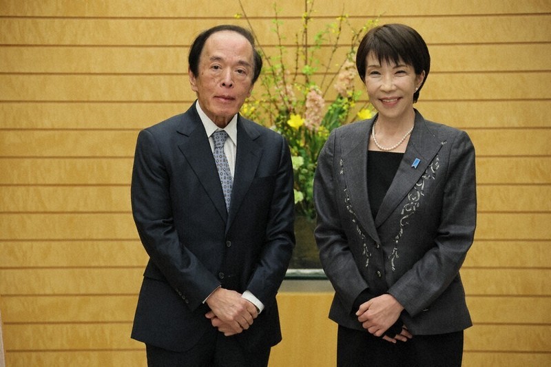 会談前の日銀の植田和男総裁（左）と高市早苗首相＝首相官邸で2月16日、和田大典撮影