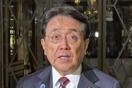 記者団の取材に応じる赤沢経産相＝パリで5日（共同）