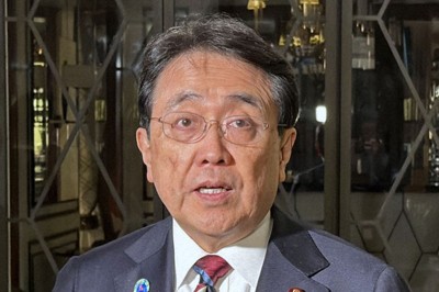 記者団の取材に応じる赤沢経産相＝パリで5日（共同）