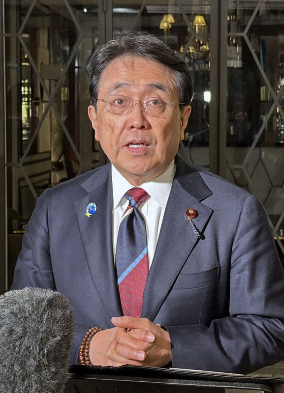 記者団の取材に応じる赤沢経産相＝パリで5日（共同）