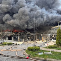 ロシアからの攻撃で炎上する建物＝ウクライナ南部ザポリージャ州で2026年5月5日、ウクライナ非常事態庁提供・ロイター