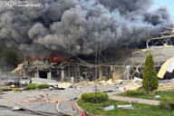 ロシアからの攻撃で炎上する建物＝ウクライナ南部ザポリージャ州で2026年5月5日、ウクライナ非常事態庁提供・ロイター