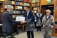 英自然史博物館のダグラス・ガー館長（左）からアイヌ民族の遺骨を受け取る黄川田仁志アイヌ施策担当相（中央）。右端は大川勝・北海道アイヌ協会理事長＝ロンドンで2026年5月5日、福永方人撮影