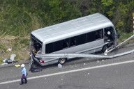 磐越自動車道で事故が発生し、ガードレールに衝突した破損した車両＝福島県郡山市で2026年5月6日午後0時18分、本社ヘリから