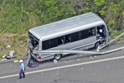 福島県郡山市の磐越自動車道でガードレールに衝突したマイクロバス＝6日午後0時18分（共同通信社ヘリから）