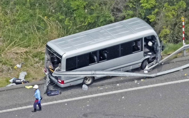 福島県郡山市の磐越自動車道でガードレールに衝突したマイクロバス＝6日午後0時18分（共同通信社ヘリから）