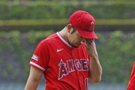 ホワイトソックス戦で左肩の張りを訴えて降板するエンゼルス・菊池＝4月、シカゴ（共同）