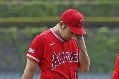 ホワイトソックス戦で左肩の張りを訴えて降板するエンゼルス・菊池＝4月、シカゴ（共同）