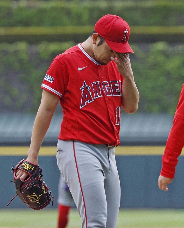 ホワイトソックス戦で左肩の張りを訴えて降板するエンゼルス・菊池＝4月、シカゴ（共同）