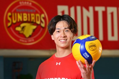 ポーズを取るサントリーの藤中颯志選手＝大阪府箕面市で2026年4月30日、北村隆夫撮影