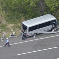 磐越自動車道でガードレールに衝突して破損したマイクロバス＝福島県郡山市で2026年5月6日午後0時18分、本社ヘリから