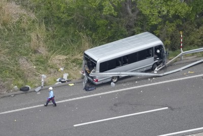 磐越自動車道でガードレールに衝突して破損したマイクロバス＝福島県郡山市で2026年5月6日午後0時18分、本社ヘリから