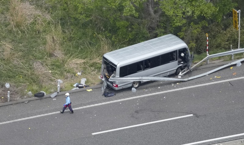 磐越自動車道でガードレールに衝突して破損したマイクロバス＝福島県郡山市で2026年5月6日午後0時18分、本社ヘリから