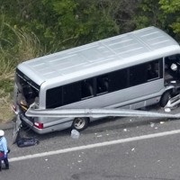 磐越自動車道でガードレールに衝突したマイクロバス＝福島県郡山市で2026年5月6日午後0時18分、本社ヘリから