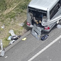 磐越自動車道でガードレールに衝突して破損したマイクロバス＝福島県郡山市で2026年5月6日午後0時14分、本社ヘリから